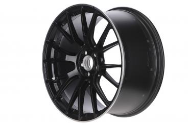 Cerchio in alluminio fucinato AMG con design a razze incroci 