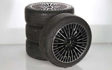 Set di ruote estive in lega da 20 pollici con pneumatici Pirelli per EQA H243, Mercedes-AMG originale